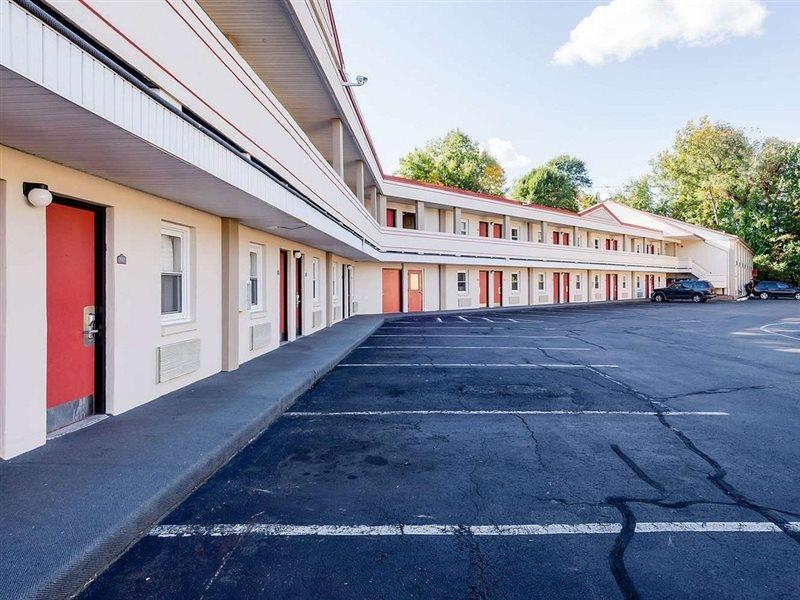 Econo Lodge West Springfield Exterior photo