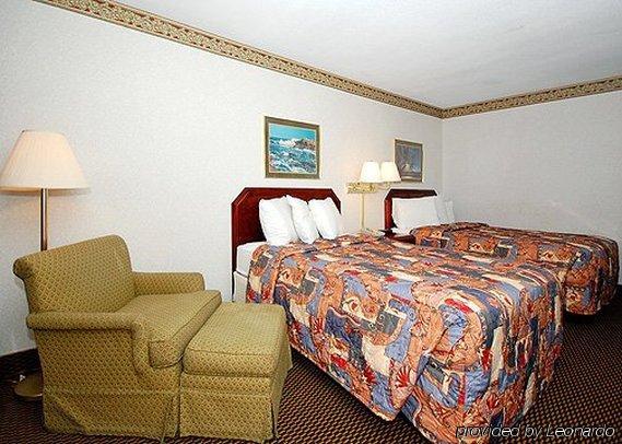 Econo Lodge West Springfield Room photo