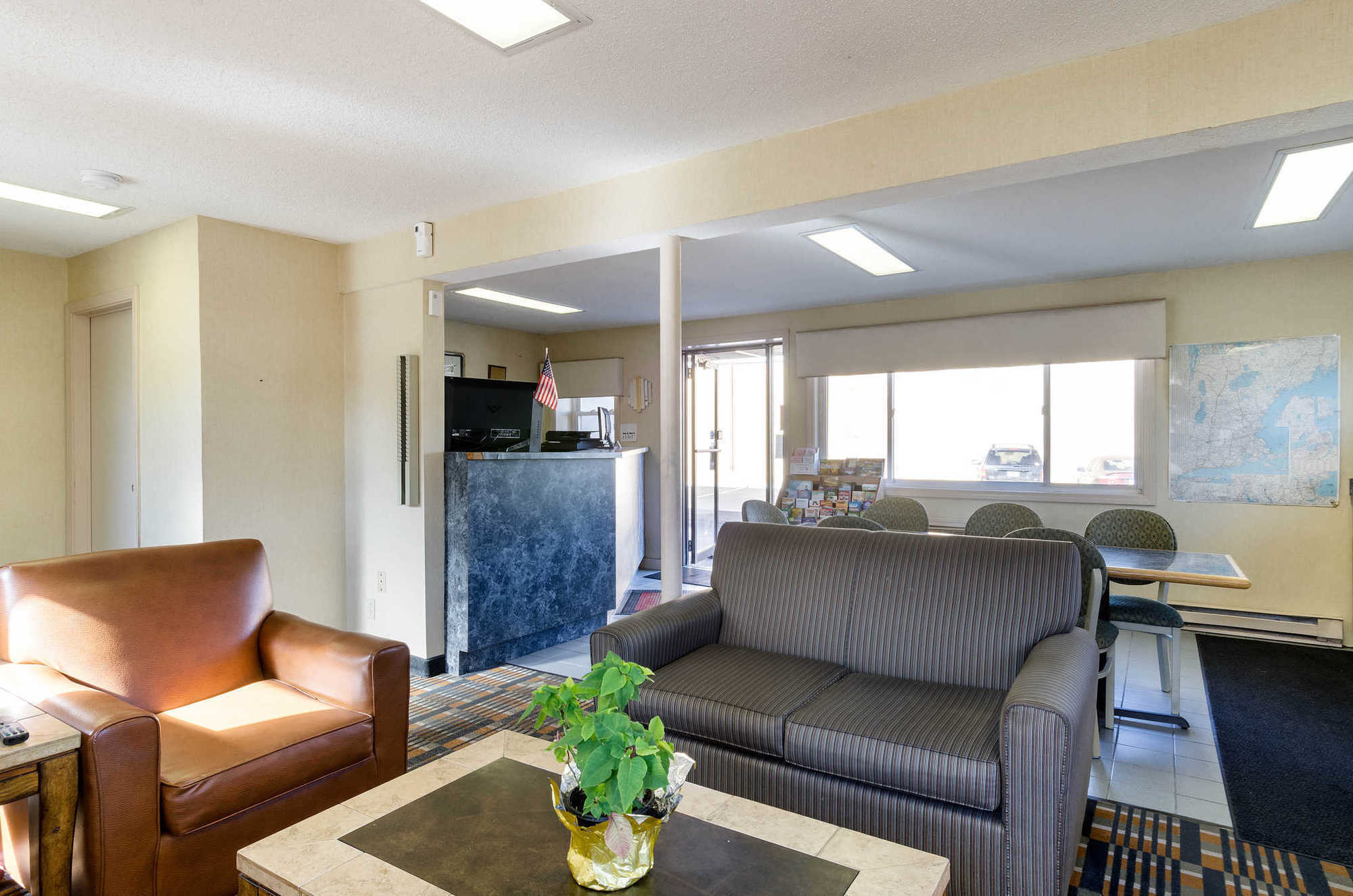 Econo Lodge West Springfield Interior photo