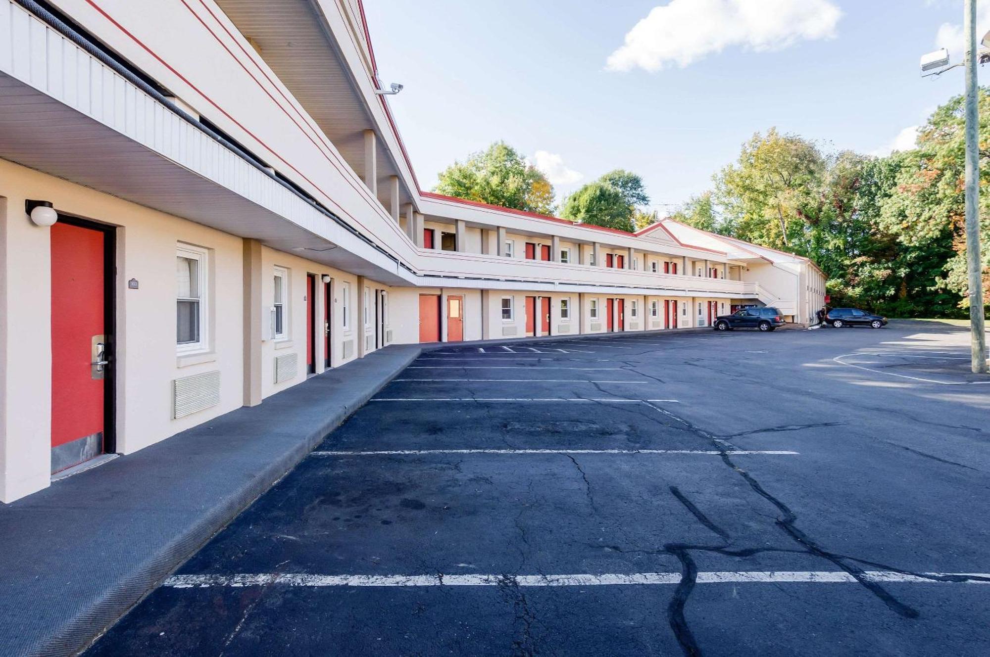 Econo Lodge West Springfield Exterior photo